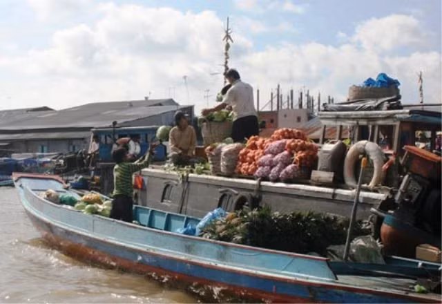 Đi chợ nổi Cái Răng thích nhất là bắt gặp cảnh thương hồ giao hàng: người bán đứng trên ghe lớn giao từng túi, giỏ hàng... cho thuyền nhỏ. Kẻ chuyền, người nhận nhịp nhàng, điệu nghệ trông thật tuyệt. Bạn sẽ thích thú khi được hòa mình vào thế giới thu nhỏ giữa mênh mông trời, nước; ấm lòng với những nụ cười hiền hậu, thân thương Đi chợ nổi Cái Răng thích nhất là bắt gặp cảnh thương hồ giao hàng: người bán đứng trên ghe lớn giao từng túi, giỏ hàng... cho thuyền nhỏ. Kẻ chuyền, người nhận nhịp nhàng, điệu nghệ trông thật tuyệt. Bạn sẽ thích thú khi được hòa mình vào thế giới thu nhỏ giữa mênh mông trời, nước; ấm lòng với những nụ cười hiền hậu, thân thương