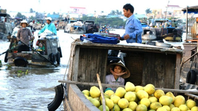 Tan chợ, các lái buôn hở hàng hóa về nhà... Tan chợ, các lái buôn hở hàng hóa về nhà...