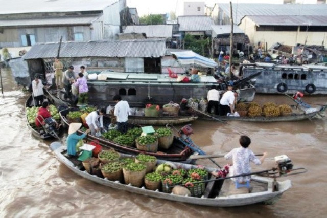 Cảnh mua bán ở chợ nổi diễn ra chóng vánh với giá cả hào phóng, hiếm có chuyện trả giá cò kè. Thông thường, khoảng 8, 9 giờ sáng, khi nắng vừa lên thì vãn. Người bán quay về với công việc ruộng vườn; người mua thì bắt đầu một cuộc hành trình mới đến các địa phương khác để tiêu thụ sản phẩm của mình. Và cứ thế, hôm sau họ lại gặp nhau Cảnh mua bán ở chợ nổi diễn ra chóng vánh với giá cả hào phóng, hiếm có chuyện trả giá cò kè. Thông thường, khoảng 8, 9 giờ sáng, khi nắng vừa lên thì vãn. Người bán quay về với công việc ruộng vườn; người mua thì bắt đầu một cuộc hành trình mới đến các địa phương khác để tiêu thụ sản phẩm của mình. Và cứ thế, hôm sau họ lại gặp nhau