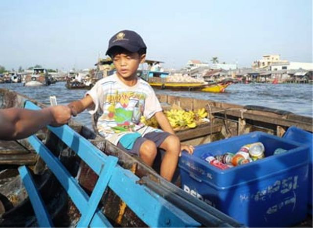 Bé Toại giúp mẹ bán hàng Bé Toại giúp mẹ bán hàng