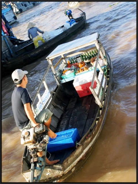 Cũng giống như trên bờ, ở chợ nổi không chỉ có hàng trái cây mà còn có cả những chiếc thuyền, ghe chở hủ tiếu, cà phê, thuốc lá, bia, tạp phẩm... phục vụ cho những tiểu thương trên sông. Những "tài xế" này điêu luyện tới mức có thể dùng chân điều khiển ghe len lỏi khắp nơi phục vụ khách có nhu cầu Cũng giống như trên bờ, ở chợ nổi không chỉ có hàng trái cây mà còn có cả những chiếc thuyền, ghe chở hủ tiếu, cà phê, thuốc lá, bia, tạp phẩm... phục vụ cho những tiểu thương trên sông. Những "tài xế" này điêu luyện tới mức có thể dùng chân điều khiển ghe len lỏi khắp nơi phục vụ khách có nhu cầu