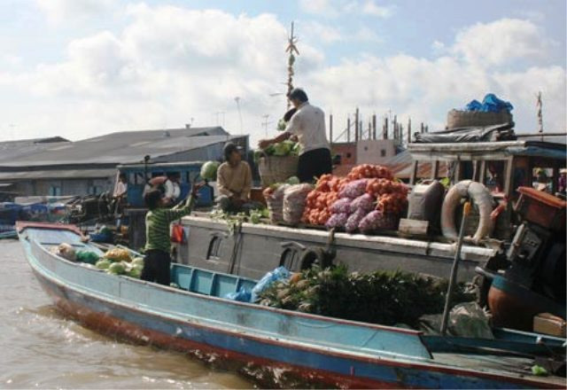 Đi chợ nổi Cái Răng thích nhất là bắt gặp cảnh thương hồ giao hàng: người bán đứng trên ghe lớn giao từng túi, giỏ hàng... cho thuyền nhỏ. Kẻ chuyền, người nhận nhịp nhàng, điệu nghệ trông thật tuyệt. Bạn sẽ thích thú khi được hòa mình vào thế giới thu nhỏ giữa mênh mông trời, nước; ấm lòng với những nụ cười hiền hậu, thân thương Đi chợ nổi Cái Răng thích nhất là bắt gặp cảnh thương hồ giao hàng: người bán đứng trên ghe lớn giao từng túi, giỏ hàng... cho thuyền nhỏ. Kẻ chuyền, người nhận nhịp nhàng, điệu nghệ trông thật tuyệt. Bạn sẽ thích thú khi được hòa mình vào thế giới thu nhỏ giữa mênh mông trời, nước; ấm lòng với những nụ cười hiền hậu, thân thương