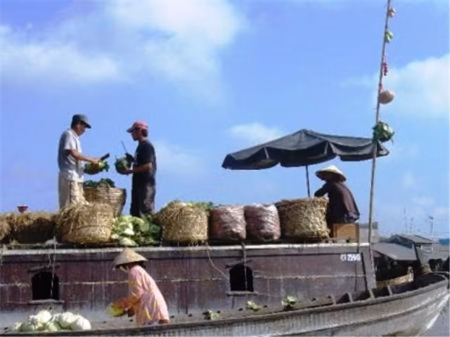 Trao đổi hàng hóa, nông sản với các hộ gia đình khác Trao đổi hàng hóa, nông sản với các hộ gia đình khác