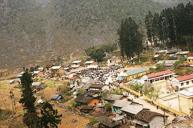 Đứng trên lưng núi có thể trông thấy chợ ngay dưới chân mình, nhưng cũng phải đi mất nửa tiếng mới đến chợ