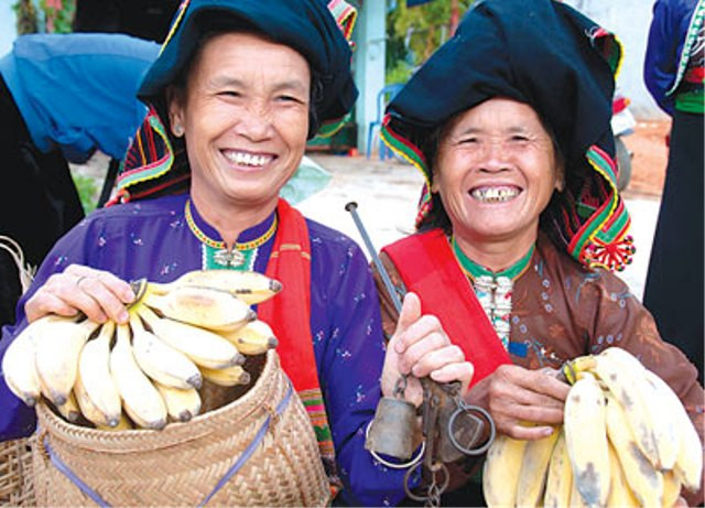 Đồng bào dân tộc chào sản vật rất thân thiện, cởi mở
