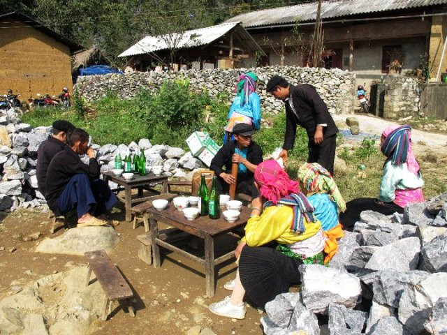 Đã đến chợ là phải uống bát rượu