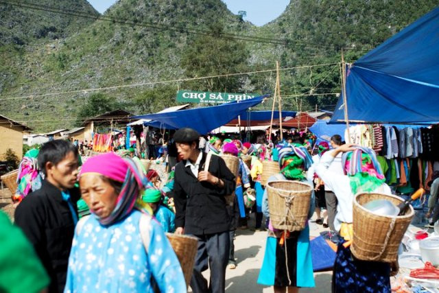 Chợ Sà Phìn là chợ lùi, nghĩa là chợ họp luân phiên ngược lại các thứ trong tuần. Ví dụ tuần này chợ họp vào chủ nhật, thì tuần sau sẽ họp vào thứ bảy, tuần tiếp theo sẽ họp vào thứ sáu, tuần sau nữa sẽ họp vào thứ 5