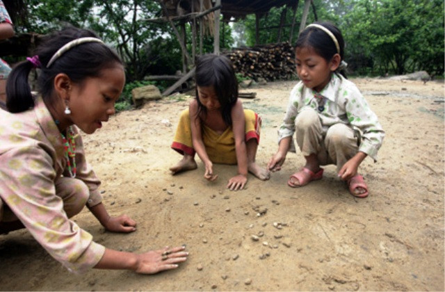 Trò chơi thường ngày của ba chị em Lò Văn Páo (Triệu Phong - Nghệ An) Trò chơi thường ngày của ba chị em Lò Văn Páo (Triệu Phong - Nghệ An)