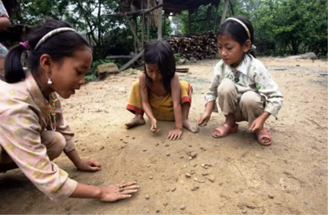 Trò chơi thường ngày của ba chị em Lò Văn Páo (Triệu Phong - Nghệ An)