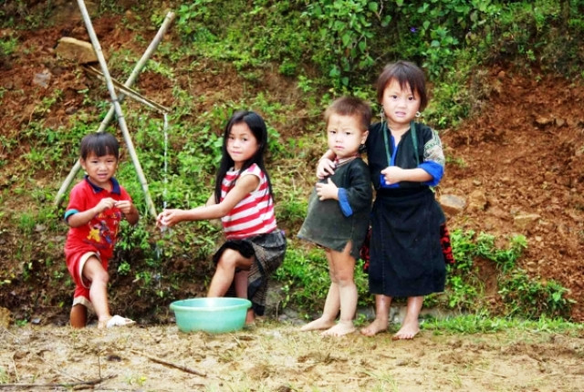 Những giọt nước hiếm hoi trong mùa khô của những đứa trẻ vùng biên giới Tây Bắc Những giọt nước hiếm hoi trong mùa khô của những đứa trẻ vùng biên giới Tây Bắc