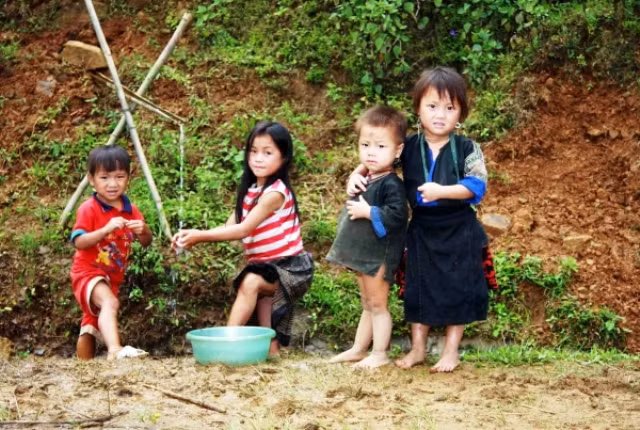 Những giọt nước hiếm hoi trong mùa khô của những đứa trẻ vùng biên giới Tây Bắc