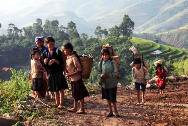 Sau buổi học các em tranh thủ lên nương rẫy giúp bố mẹ làm việc hay đơn giản là nhặt nhạnh những que củi khô về đun nước Sau buổi học các em tranh thủ lên nương rẫy giúp bố mẹ làm việc hay đơn giản là nhặt nhạnh những que củi khô về đun nước