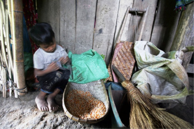 Em bé ngồi chơi với rổ ngô, thức ăn chính của gia đình trong những ngày giáp hạt Em bé ngồi chơi với rổ ngô, thức ăn chính của gia đình trong những ngày giáp hạt