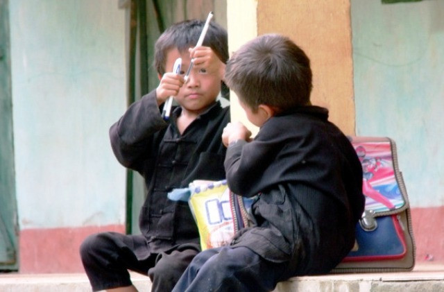 Ồ, bút cậu hết mực rồi kìa! Ồ, bút cậu hết mực rồi kìa!