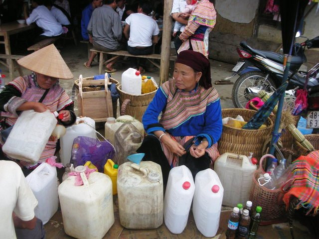 Chợ là nơi trao đổi mua bán những sản vật, đặc sản trong vùng của bà con các dân tộc, đặc biệt là có rượu ngô Chợ là nơi trao đổi mua bán những sản vật, đặc sản trong vùng của bà con các dân tộc, đặc biệt là có rượu ngô
