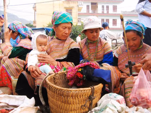 Cả gia đình đi chợ