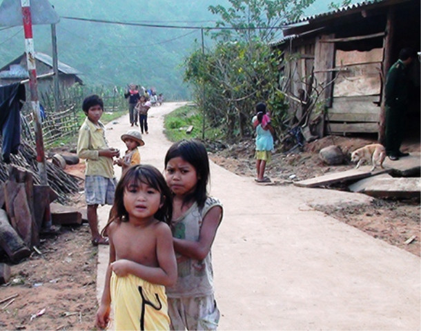 Dưới cái lạnh thấu xương, thấu thịt chiều, những em nhỏ bản Ka Ai, xã Dân Hóa, huyện Minh Hóa (Quảng Bình)vẫn ngồi chơi bên suối, với những chiếc áo mong manh không đủ ấm Dưới cái lạnh thấu xương, thấu thịt chiều, những em nhỏ bản Ka Ai, xã Dân Hóa, huyện Minh Hóa (Quảng Bình)vẫn ngồi chơi bên suối, với những chiếc áo mong manh không đủ ấm