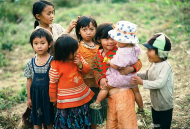 Thay nhau trông em khi bố mẹ vắng nhà Thay nhau trông em khi bố mẹ vắng nhà