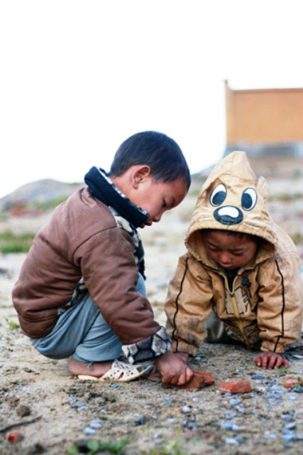 Trò chơi của các em chỉ là một viên gạch vỡ... Trò chơi của các em chỉ là một viên gạch vỡ...