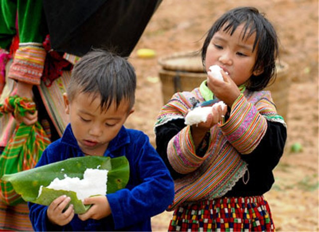 Bữa trưa giản dị với cơm trắng bọc lá chuối Bữa trưa giản dị với cơm trắng bọc lá chuối