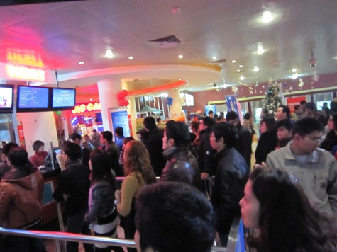 Lượng khách đến mua vé tại các rạp chiếu phim ngày một đông, hầu hết các phim hay, ghế đẹp đều hết vé. Mặc dù vậy nhưng phía bên ngoài, các cò vé hoạt động thì loại vé nào cũng có. Lượng khách đến mua vé tại các rạp chiếu phim ngày một đông, hầu hết các phim hay, ghế đẹp đều hết vé. Mặc dù vậy nhưng phía bên ngoài, các cò vé hoạt động thì loại vé nào cũng có.