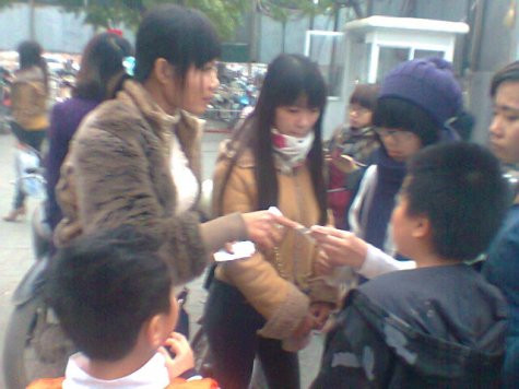 "Cò" vé tại rajpc hiếu phim Quốc gia đang mời chào khách mua vé. "Cò" vé tại rajpc hiếu phim Quốc gia đang mời chào khách mua vé.