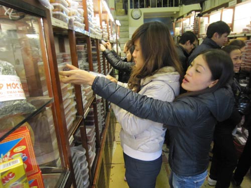 Ô mai Hàng Đường từ lâu vốn là đặc sản nổi tiếng của Hà Nội. Ô mai Hàng Đường từ lâu vốn là đặc sản nổi tiếng của Hà Nội.