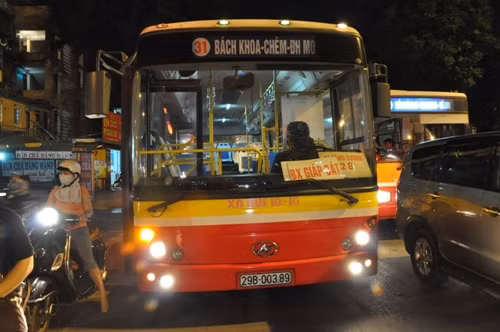 Sau khi sự việc xảy ra, hành khách trên xe chuyển sang tuyến khác, và cơ quan chức năng đang điều tra nguyên nhân vụ việc