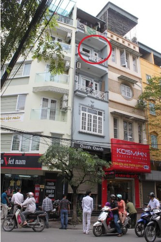 Nạn nhân nhảy lầu từ tầng bốn đã tử vong. Nạn nhân nhảy lầu từ tầng bốn đã tử vong.