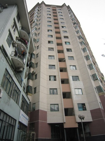 Toà nhà A4, làng Quốc tế Thăng Long, đường Trần Đăng Ninh, Cầu Giấy nơi nạn nhân rơi xuống tử vong. Toà nhà A4, làng Quốc tế Thăng Long, đường Trần Đăng Ninh, Cầu Giấy nơi nạn nhân rơi xuống tử vong.