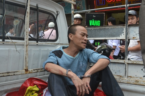 Đối tượng Lê Văn Huy được đưa về cơ quan công an để điều tra làm rõ vụ việc Đối tượng Lê Văn Huy được đưa về cơ quan công an để điều tra làm rõ vụ việc