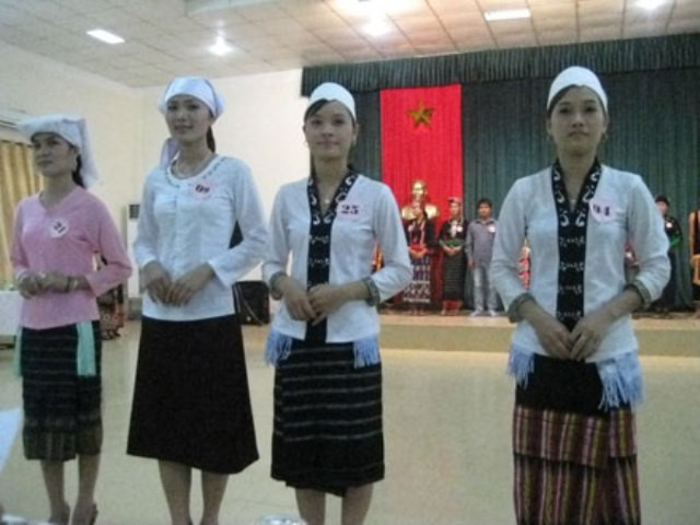 Trang phục nữ của dân tộc Thổ Trang phục nữ của dân tộc Thổ