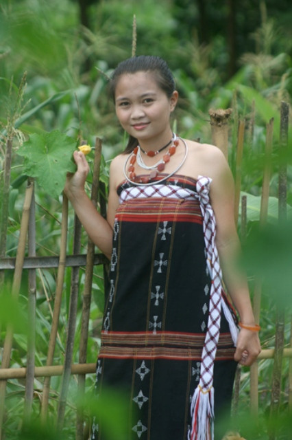 Nét đẹp trang phục truyền thống của thiếu nữ dân tộc Ve Nét đẹp trang phục truyền thống của thiếu nữ dân tộc Ve