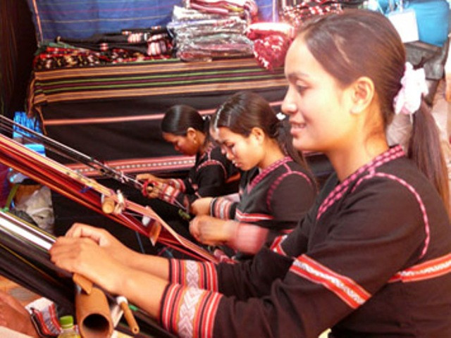 Trang phục thổ cẩm người Bana Trang phục thổ cẩm người Bana