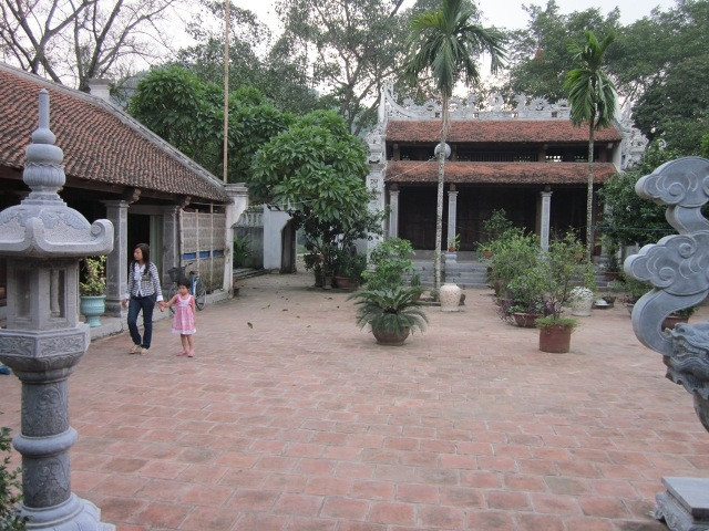 Không gian ngôi chùa khá đẹp và tĩnh lặng Không gian ngôi chùa khá đẹp và tĩnh lặng