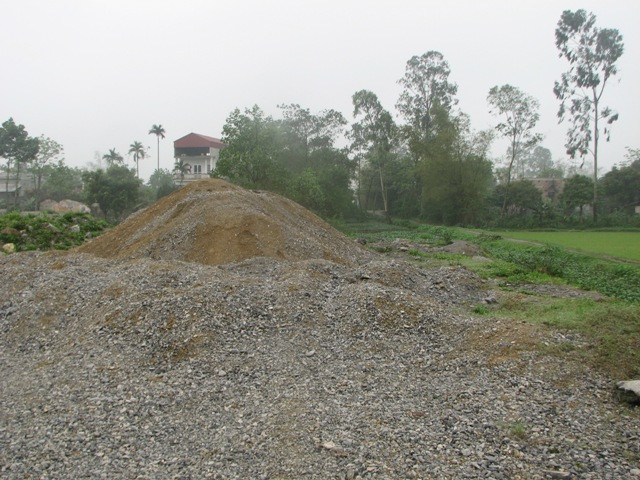 Tuy nhiên, công trình đang thi công dở dang bỗng nhiên bị dừng lại không rõ lý do