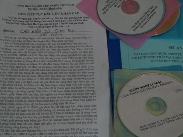 Hàng trăm lá đơn kêu cứu gửi đến các cấp chính quyền và cơ quan chức năng của ông Lê Hồng Ngọc Hàng trăm lá đơn kêu cứu gửi đến các cấp chính quyền và cơ quan chức năng của ông Lê Hồng Ngọc
