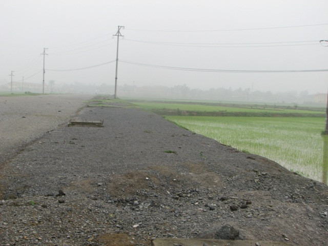 Con đường trục xã đang xây dựng trên diện tích đất thu hồi