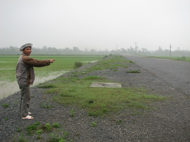 Con đường trục xã nằm trên diện tích 5.022 m2 bị thu hồi của gia đình ông Ngọc đến nay vẫn chưa thi công xong Con đường trục xã nằm trên diện tích 5.022 m2 bị thu hồi của gia đình ông Ngọc đến nay vẫn chưa thi công xong