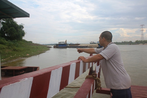 Nơi phát hiện cánh tay trôi dạt vào ở bến phà Then, xã Yên Thạch, huyện sông Lô, Vĩnh Phúc. Nơi phát hiện cánh tay trôi dạt vào ở bến phà Then, xã Yên Thạch, huyện sông Lô, Vĩnh Phúc.