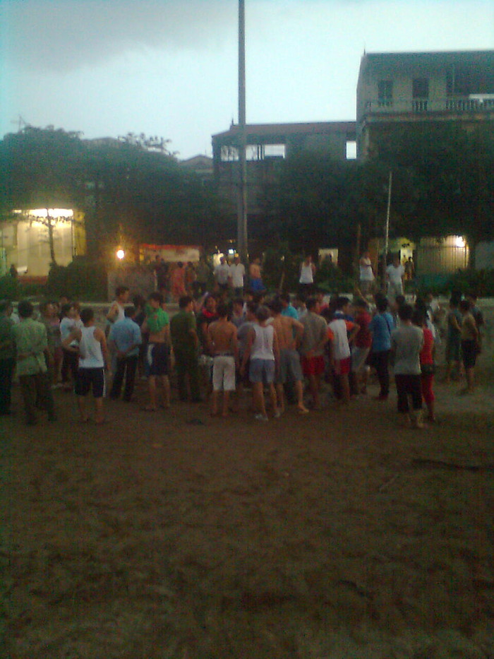 Rất đông người dân đến để tìm kiếm cháu bé, cũng như nghe ngóng sự việc