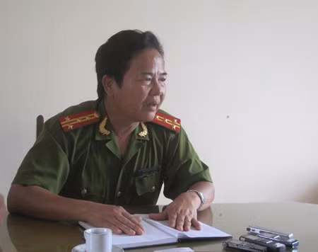 Đại tá Ngô Văn Phương, Trưởng công an huyện Văn Giang trao đổi với phóng viên