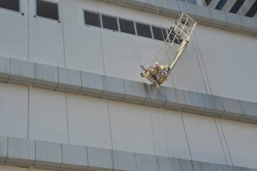 Nguyên nhân ban đầu được xác định là do đầu dây của dàn giáo bị đứt khiến 3 người thương vong Nguyên nhân ban đầu được xác định là do đầu dây của dàn giáo bị đứt khiến 3 người thương vong