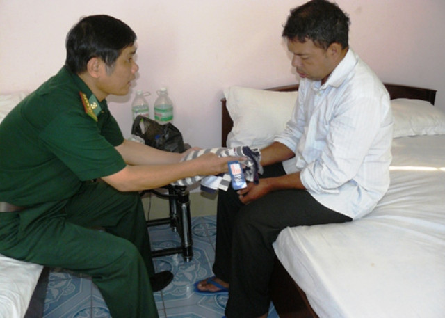 Trước đó, một người nước ngoài được ngư dân cứu đang được chăm sóc tại nhà khách của Bộ đội biên phòng tỉnh Khánh Hòa. Ảnh: Việt Nữ Trước đó, một người nước ngoài được ngư dân cứu đang được chăm sóc tại nhà khách của Bộ đội biên phòng tỉnh Khánh Hòa. Ảnh: Việt Nữ