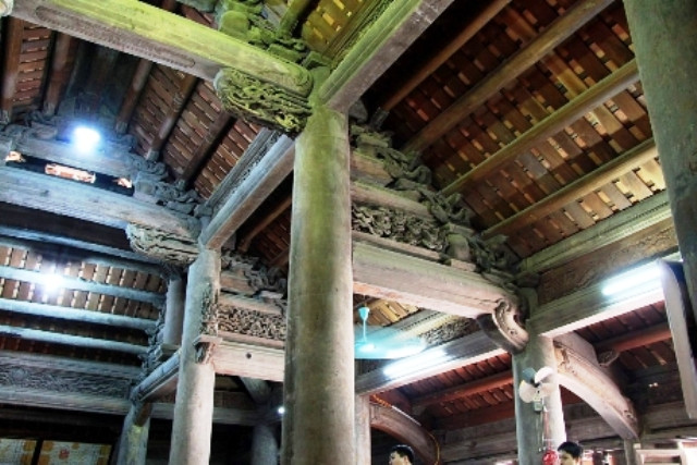 Hoa văn trang trí trên các cấu kiện kiến trúc khác rất đa dạng, chạm trổ tinh vi, chau chuốt, hài hòa. Kết cấu bộ khung đình khá vững chắc, gắn với nhau bằng các loại mộng theo lối chồng giường "Thượng tam, hạ tứ". Mỗi bức chạm khắc ở đình là một tác phẩm nổi tiếng độc nhất vô nhị Hoa văn trang trí trên các cấu kiện kiến trúc khác rất đa dạng, chạm trổ tinh vi, chau chuốt, hài hòa. Kết cấu bộ khung đình khá vững chắc, gắn với nhau bằng các loại mộng theo lối chồng giường "Thượng tam, hạ tứ". Mỗi bức chạm khắc ở đình là một tác phẩm nổi tiếng độc nhất vô nhị