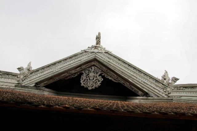 Đình làng Đình Bảng là một công trình kiến trúc quy mô, nguyên trước có cả tam quan, cửa giữa xây hai trụ gạch kiểu lồng đèn cao, hai bên có cửa cuốn tò vò giả mái, phía sau là khoảng sân rộng, hai bên là hai dãy tả vu và hữu vu. Cũng như mọi ngôi đình khác, công trình quan trọng nhất của Đình Đình Bảng về mặt kiến trúc nghệ thuật là tòa Bái Đường (Đại Đình) Đình làng Đình Bảng là một công trình kiến trúc quy mô, nguyên trước có cả tam quan, cửa giữa xây hai trụ gạch kiểu lồng đèn cao, hai bên có cửa cuốn tò vò giả mái, phía sau là khoảng sân rộng, hai bên là hai dãy tả vu và hữu vu. Cũng như mọi ngôi đình khác, công trình quan trọng nhất của Đình Đình Bảng về mặt kiến trúc nghệ thuật là tòa Bái Đường (Đại Đình)