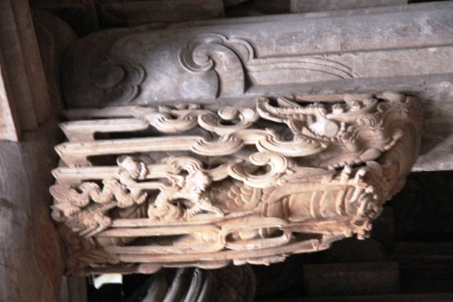 Bái Đường của đình có hình chữ nhật, dài 20m, rộng 14m chia làm bảy gian, hai chái nằm trên nền cao bó đá xanh có hai bậc cấp. Vẻ đồ sộ của đình thể hiện qua phần mái tỏa rộng chiếm 2/3 chiều cao tổng thể và 6 hàng, khoảng 60 cột lim lớn nhỏ có đường kính từ 0,55- 0,65 mét được đặt trên các tảng đá xanh vuông vức. Bái Đường của đình có hình chữ nhật, dài 20m, rộng 14m chia làm bảy gian, hai chái nằm trên nền cao bó đá xanh có hai bậc cấp. Vẻ đồ sộ của đình thể hiện qua phần mái tỏa rộng chiếm 2/3 chiều cao tổng thể và 6 hàng, khoảng 60 cột lim lớn nhỏ có đường kính từ 0,55- 0,65 mét được đặt trên các tảng đá xanh vuông vức.