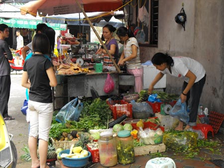 Bên cạnh giá rau khan hiếm và đắt đỏ, thì giá thịt gà, thịt lợn ngày càng giảm và được nhiều người chuộng Bên cạnh giá rau khan hiếm và đắt đỏ, thì giá thịt gà, thịt lợn ngày càng giảm và được nhiều người chuộng