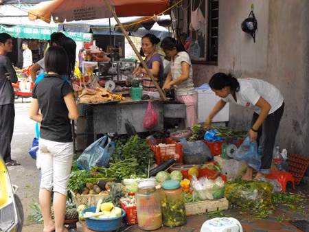 Bên cạnh giá rau khan hiếm và đắt đỏ, thì giá thịt gà, thịt lợn ngày càng giảm và được nhiều người chuộng