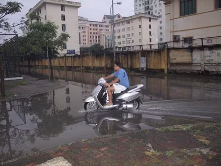 Sau trận mưa ngày 12/10/2011, nước ngập lênh láng trước lối đi vào tòa nhà CT3.